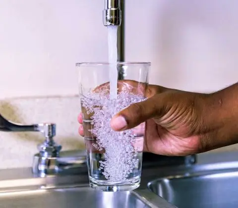 agua-grifo-sin-cal.webp